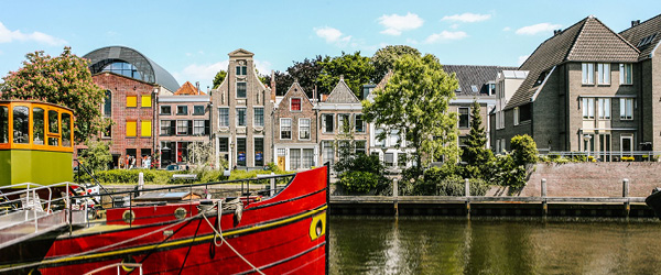 Barca rossa vicino a case colorate ad Amersfoort, Paesi Bassi.