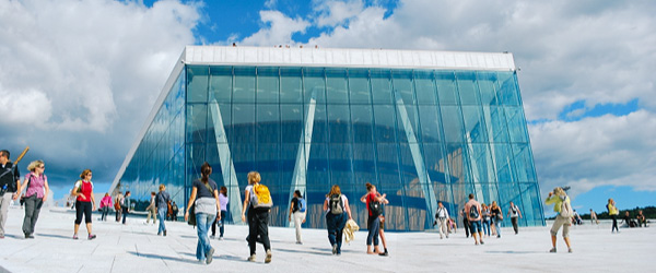 Persone che passeggiano davanti all'Opera House di Oslo, Norvegia.