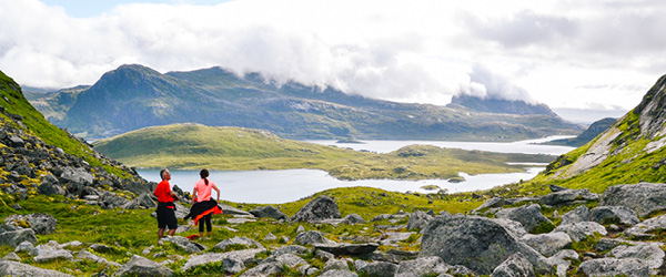 Escursionisti su un sentiero roccioso nel Parco Nazionale Jotunheimen, Norvegia.