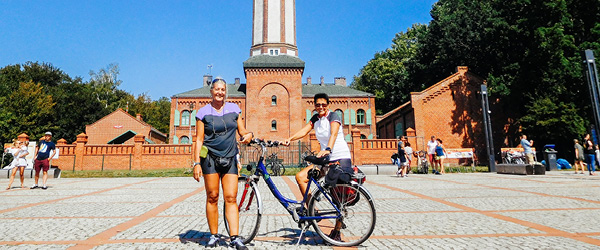 Ciclisti in piazza vicino al faro di Niechorze, Polonia