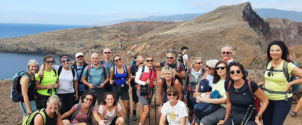 Gruppo di escursionisti con vista panoramica durante un trekking di gruppo 