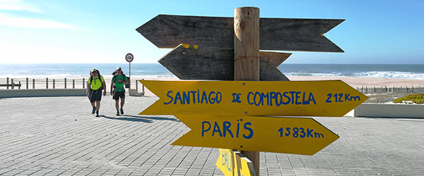 Cartello con indicazioni per Santiago lungo il Cammino Portoghese della Costa.