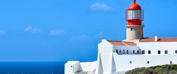 Faro di Cabo de São Vicente con cielo limpido nell'Algarve.