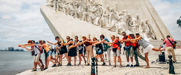 Ciclisti in viaggio con Girolibero davanti al Monumento alle Scoperte a Lisbona, Portogallo
