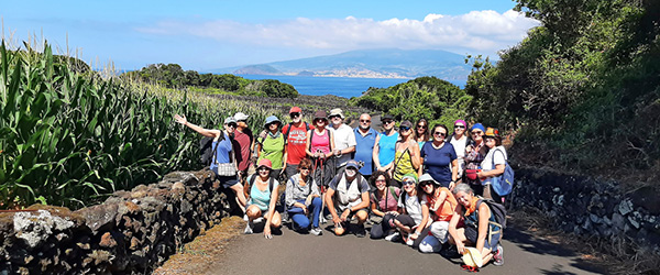Gruppo di escursionisti in viaggio con 
