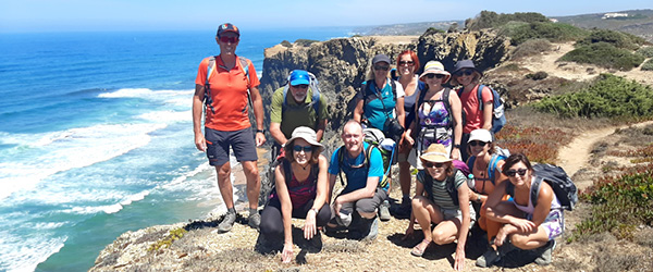 Gruppo di escursionisti in viaggio con 