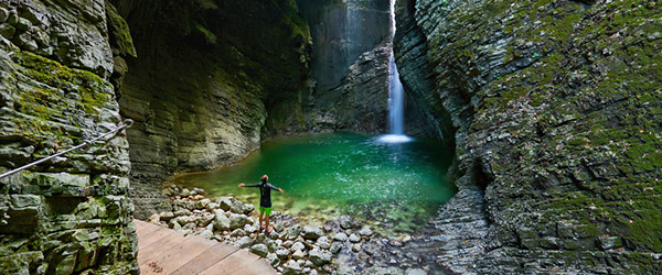 Cascata Kozjak con piscina naturale turchese nel Parco Nazionale del Triglav, Alpi Giulie, Slovenia.