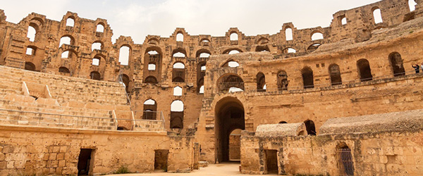 Anfiteatro romano di El Jem in Tunisia sotto un cielo limpido.