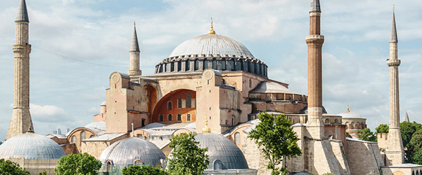 Moschea storica di Istanbul con cupole e minareti.