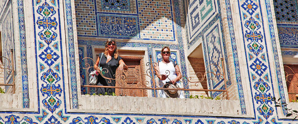 Visitatori ammirano l'architettura islamica di una moschea, Samarcanda