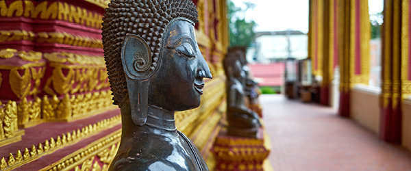 Statua di Buddha in bronzo nel tempio Wat Sisaket di Vientiane, tappa culturale di ogni viaggio in Laos