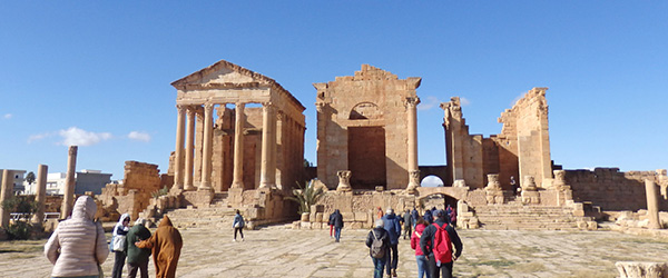 Turisti fra i templi romani del Capitolium di Sbeitla, tappa culturale in Tunisia