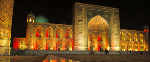 Madrasa Sher-Dor illuminata di notte nella celebre Piazza Registan di Samarcanda, Tunisia