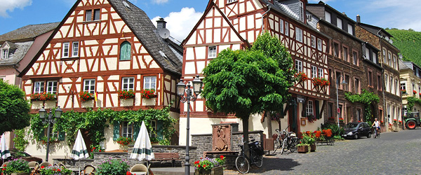 Case a graticcio tradizionali nella piazza storica di Bernkastel-Kues lungo la Valle della Mosella.