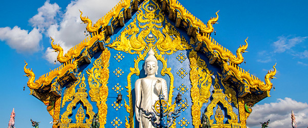 Tempio Blu Wat Rong Suea Ten a Chiang Rai con dettagli dorati e facciata riccamente decorata.