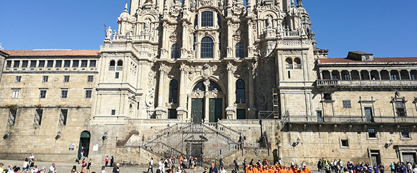 Cattedrale di Santiago de Compostela con turisti in piazza de Obradoiro, Spagna
