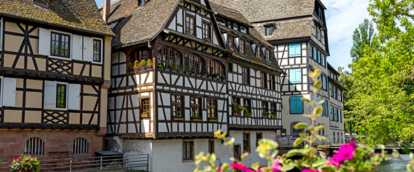 Case a graticcio e canali nel quartiere Petite France nel centro storico di Strasburgo in Alsazia, Francia