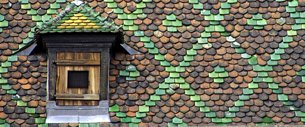 Dettaglio di un tetto in tegole smaltate colorate in Alsazia, Francia