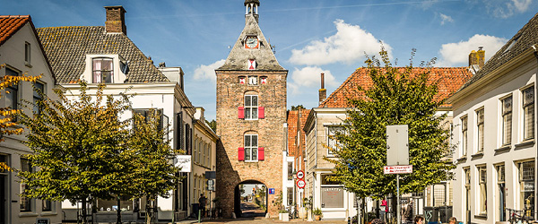 Piazza storica di Alkmaar con case antiche e atmosfera tradizionale