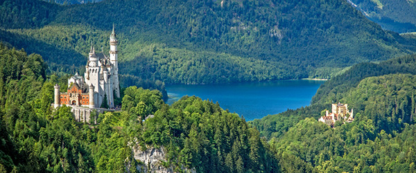 Veduta panoramica del castello di Hohenschwangau con il lago Alpsee, nel cuore della Baviera.