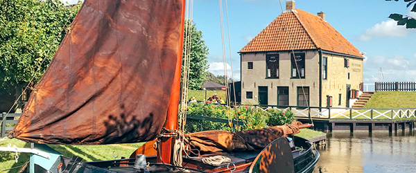 Barca tradizionale olandese ormeggiata in un tipico borgo affacciato sull’IJsselmeer.