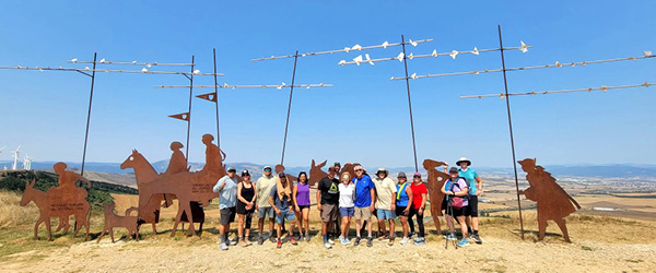 Escursionisti sotto l’Arco del Pedrón a Puente la Reina vicino a Pamplona, storico punto del Cammino di Santiago in Navarra