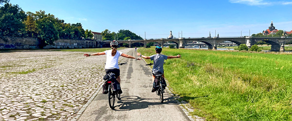 Famiglia in bicicletta su strada sterrata lungo la ciclabile dell'Elba e della Moldava