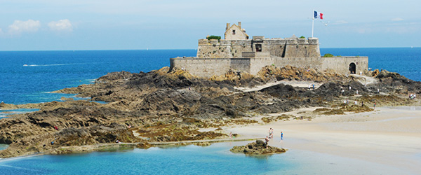 Forte di Saint-Malo circondato dall’oceano durante la bassa marea, Bretagna.