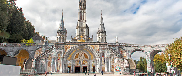 Santuario di Notre-Dame de Lourdes con la basilica e il sagrato, tappa spirituale e culturale di un viaggio in bici nel sud della Francia