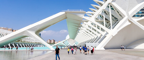 Ciutat de les Arts i les Ciències a Valencia, architettura futuristica di Santiago Calatrava durante tour in bici urbano