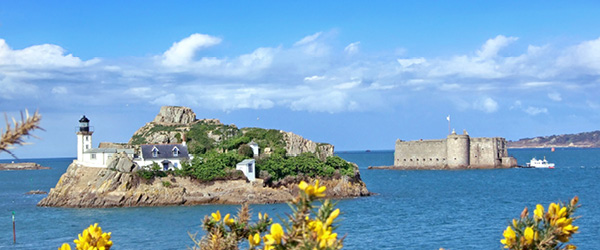 Baia di Morlaix con il faro di Île Louët e il castello del Taureau, immersi in un paesaggio costiero