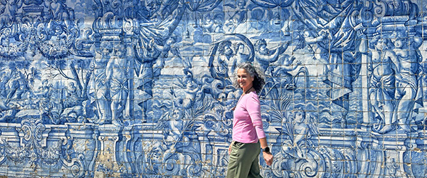 Murale in azulejos blu a Porto con figura femminile, tipica decorazione artistica portoghese nel centro storico