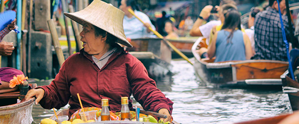 Bancarelle di street food al mercato galleggiante di Damnoen Saduak, vicino Bangkok.