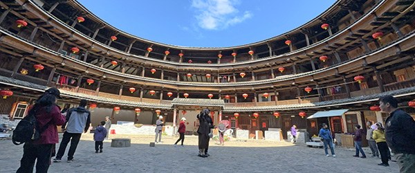 Interno del Tulou di Tianluokeng, Fujian, Cina, con il caratteristico cortile circolare e l'architettura tradizionale degli Hakka.
