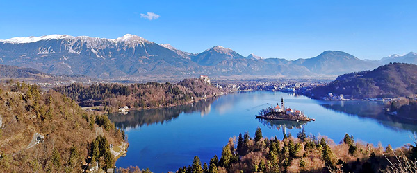 Panorama del Lago di Bled con l'isola e la chiesa di Santa Maria, una delle mete più iconiche della Slovenia.