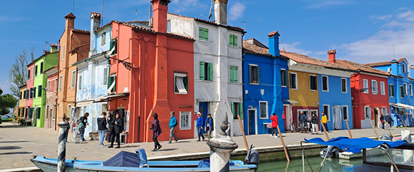 Case colorate di Burano con canale e barca in primo piano
