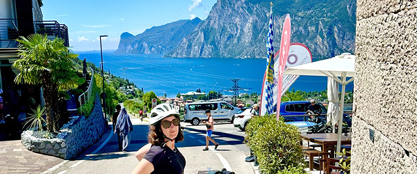 Ciclista con e-bike affacciata sul Lago di Garda