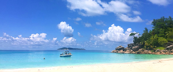 Spiaggia di Anse Lazio sull'isola di Praslin, Seychelles, con sabbia bianca, mare turchese e acque cristalline dell'Oceano Indiano.