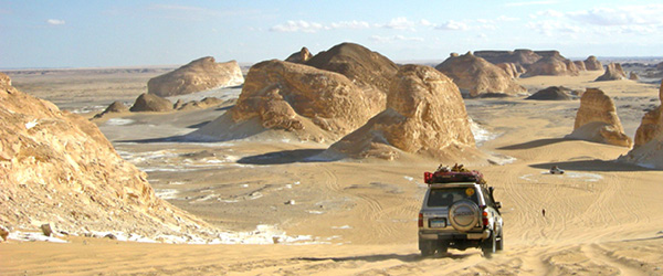 Panorama del Deserto Occidentale con formazioni rocciose e vista sull'oasi di Fayoum, escursione naturalistica in Egitto.