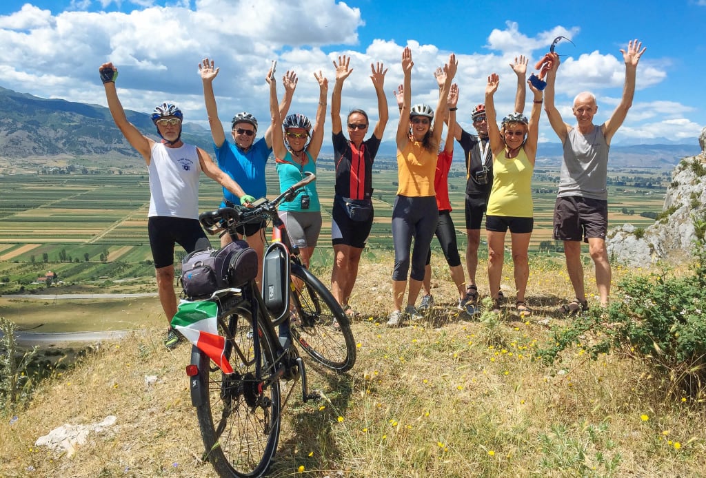 Gruppo di ciclisti Girolibero festeggia una meta raggiunta durante un tour in bici in Albania, vacanze in bicicletta "Girolibero"