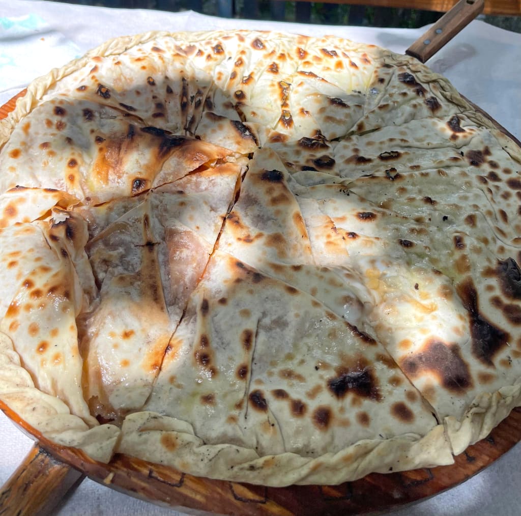 Pizza tradizionale albanese appena sfornata.