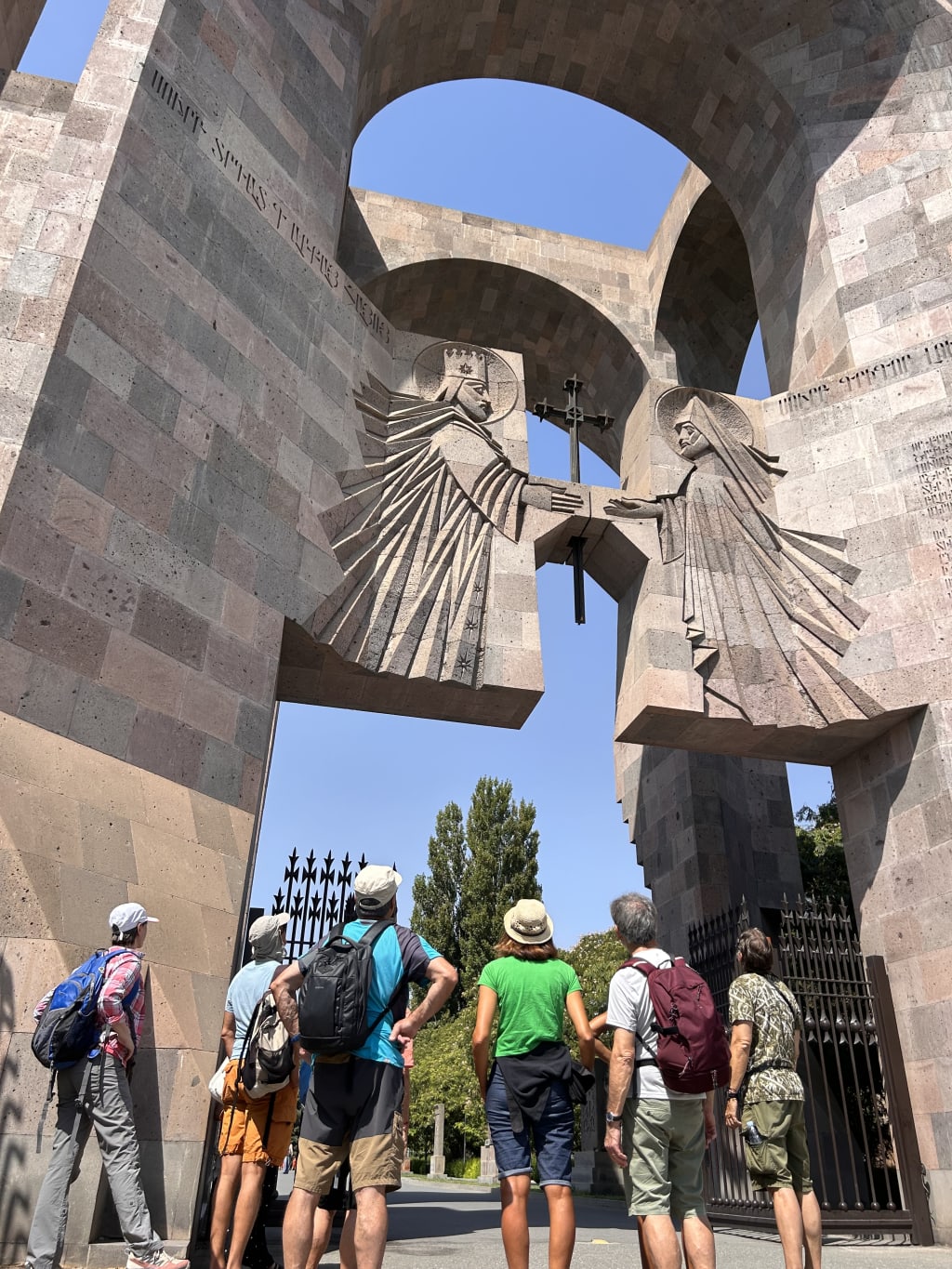 Viaggiatori davanti al Memoriale del Genocidio Armeno di Tsitsernakaberd a Erevan, luogo simbolo della memoria nazionale.