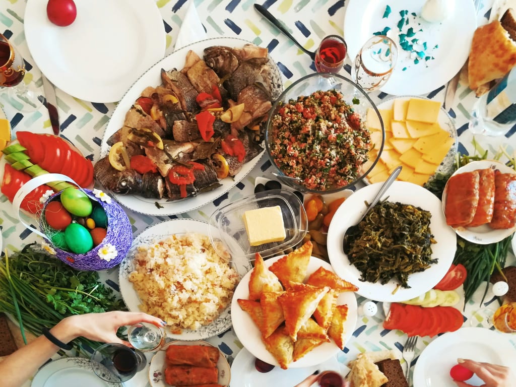 Tavola imbandita con piatti tipici della cucina armena.