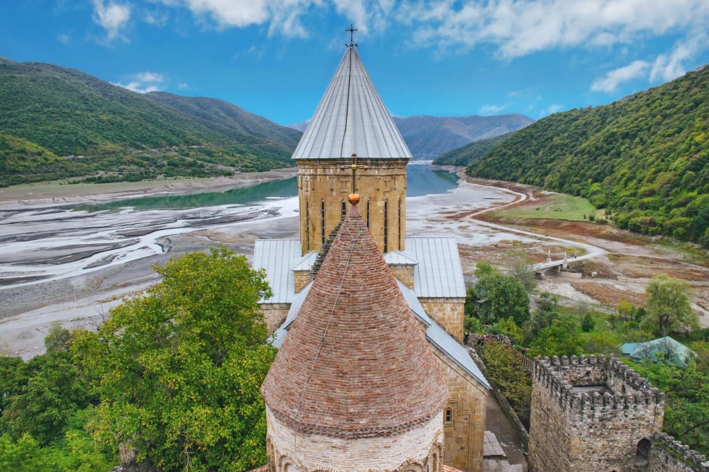 Torre di guardia con vista panoramica sulla valle e fiume, Georgia