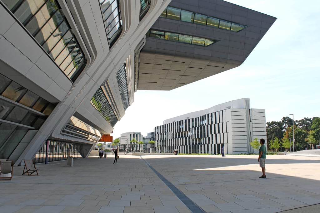 Architettura moderna dell’Università di Economia di Vienna, campus WU Wien progettato da Zaha Hadid