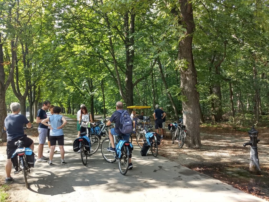 Ciclisti nel Prater di Vienna, parco storico ideale per pedalare immersi nel verde