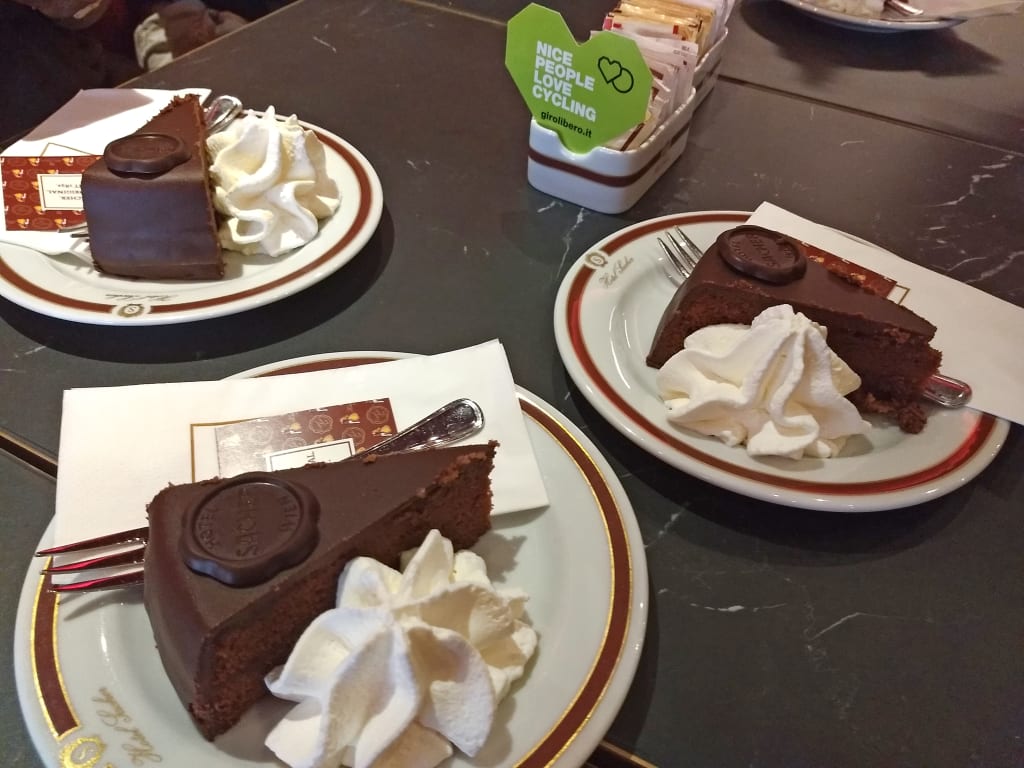 Sachertorte tipica in caffetteria viennese