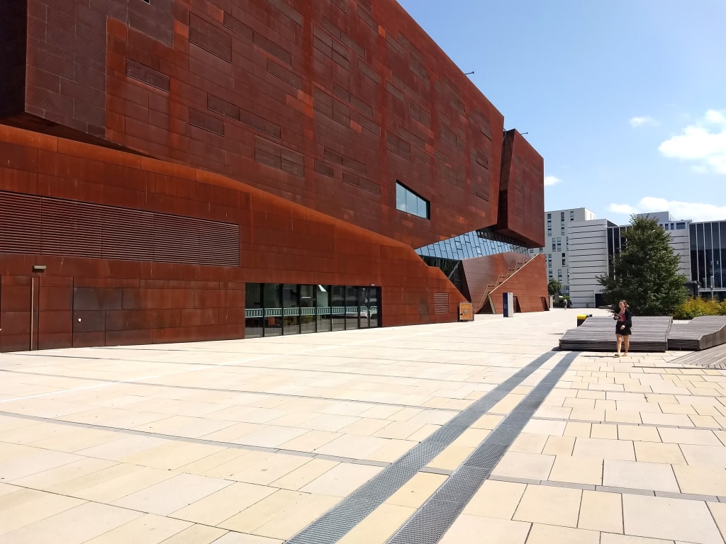 Museo di arte contemporanea nel MuseumsQuartier di Vienna, architettura moderna in mattoni rossi