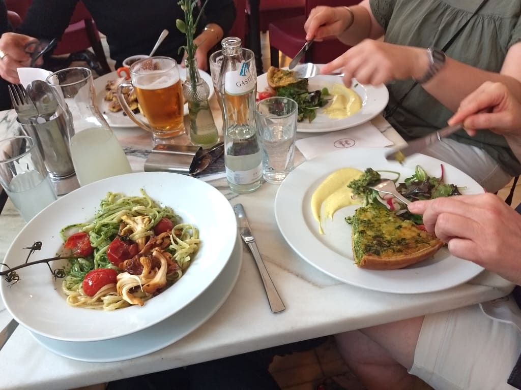 Piatti della cucina viennese serviti al ristorante, pausa gastronomica durante un viaggio urbano a Vienna