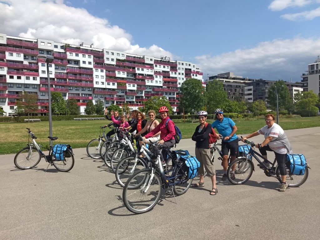Gruppo di cicloturisti a Vienna lungo il Danubio, viaggio organizzato in bici tra natura e città